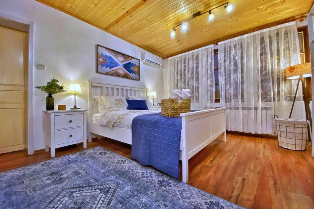 The Secret Lodge- New With Private Garage, Entire House Veliko Tŭrnovo Exterior photo